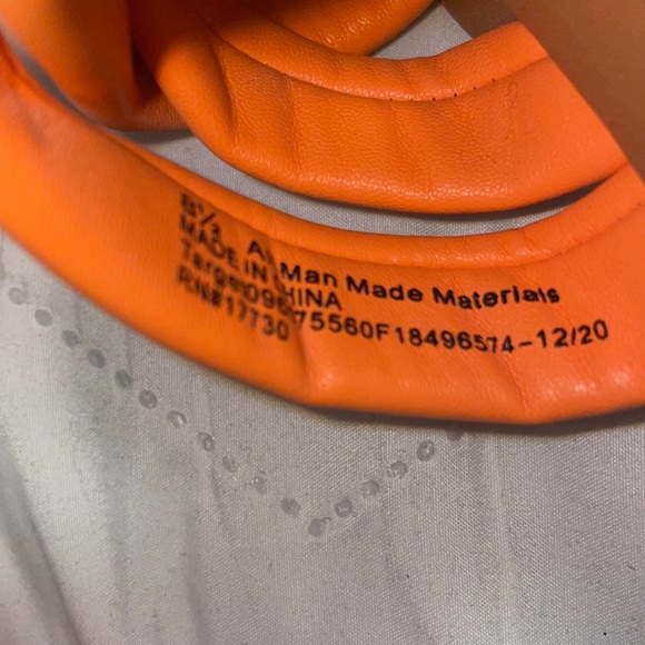 Very cute stylish slides. Worn twice. In great condition - Picture 3 of 3